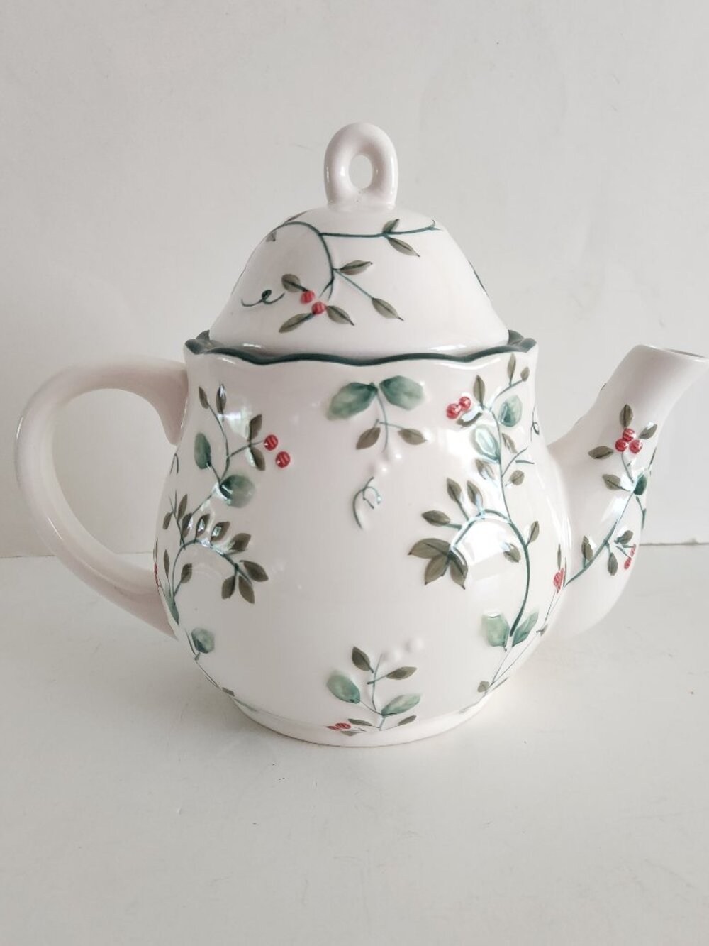 Pfaltzgraff Winterberry 6-Cup Tea Pot